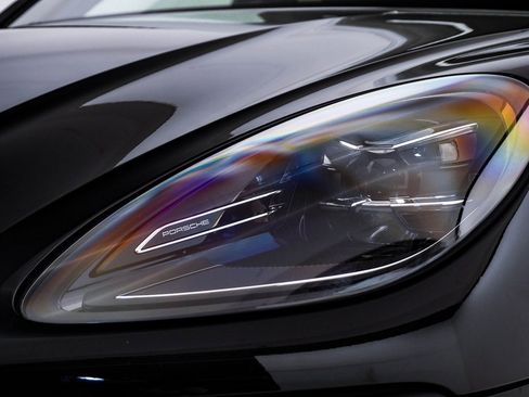 Certified 2025 Porsche Macan image 7