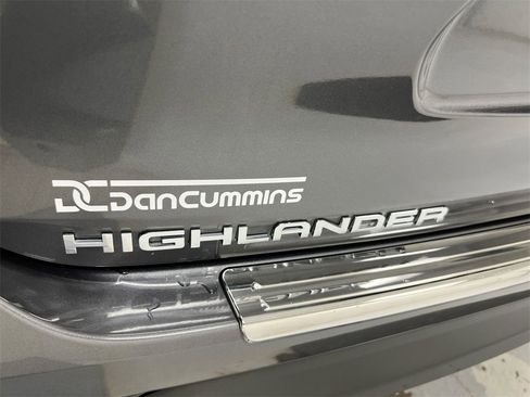 Used 2023 Toyota Highlander LE image 27