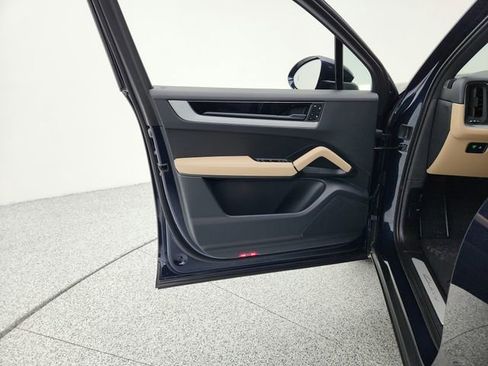 Used 2024 Porsche Cayenne image 43