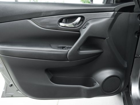 Used 2019 Nissan Rogue SV AWD/4WD image 14