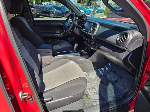 Used 2020 Toyota Tacoma TRD Sport w/ Technology Package AWD/4WD image 12