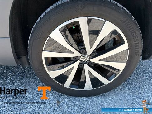 Used 2023 Volkswagen Taos SE w/ Panoramic Sunroof Package FWD image 21