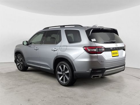 Certified 2025 Honda Pilot Touring image 3