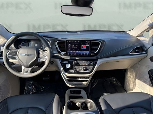 Used 2024 Chrysler Pacifica Select image 14