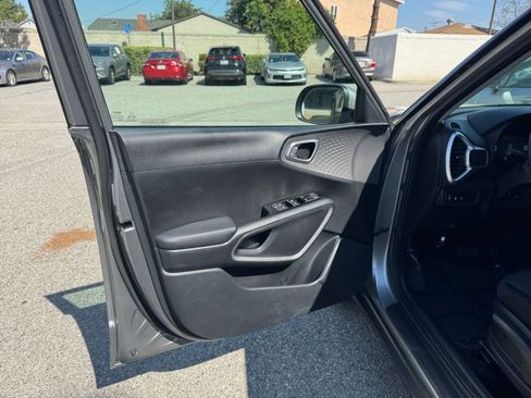 Used 2025 Kia Soul LX w/ LX Technology Package image 18