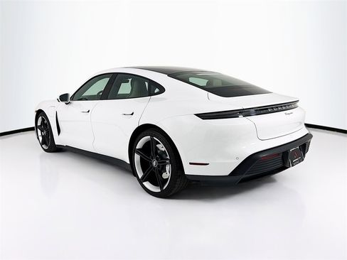 Used 2022 Porsche Taycan image 3
