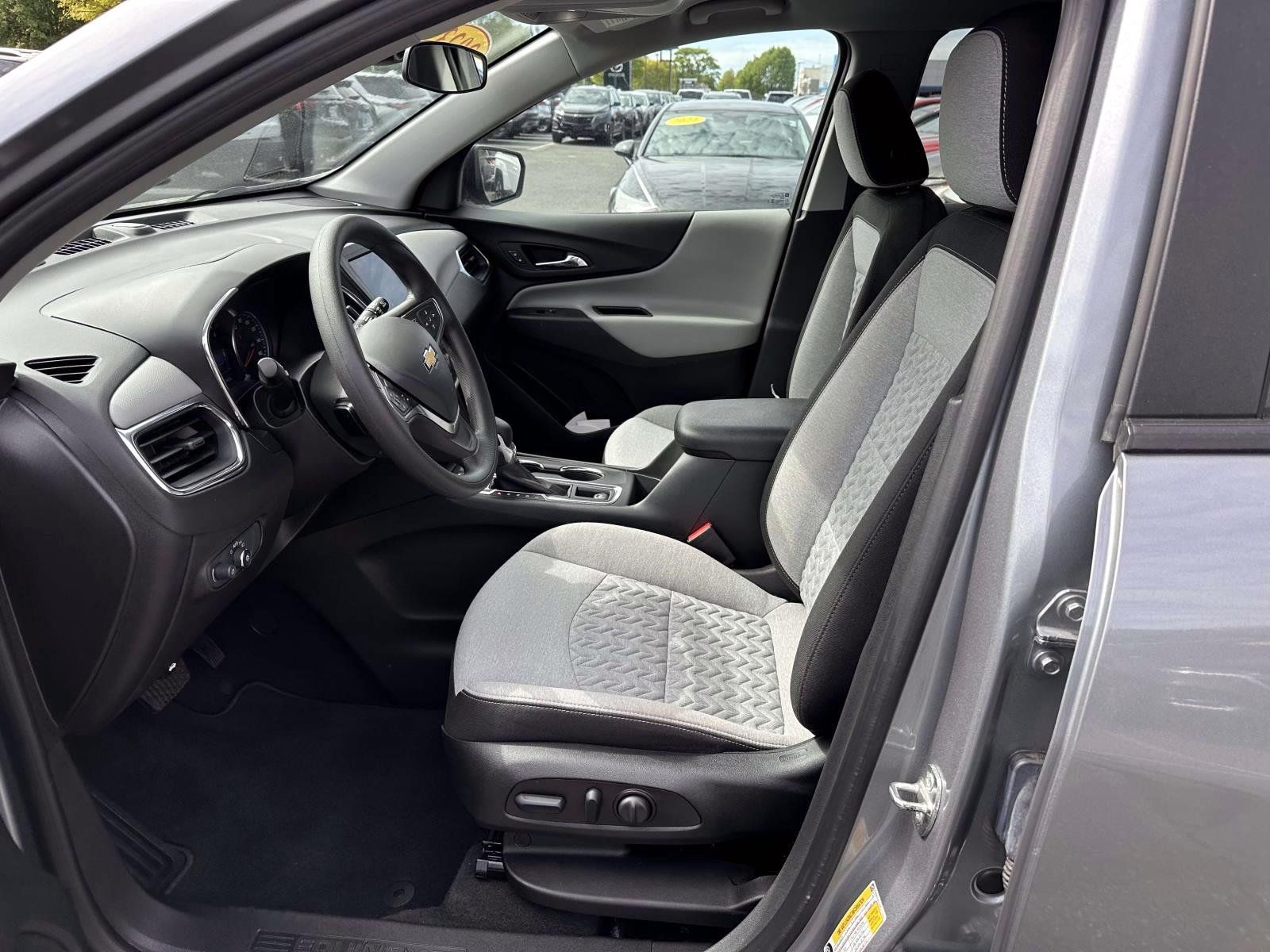 Used 2023 Chevrolet Equinox LS w/ LS Convenience Package AWD/4WD image 11