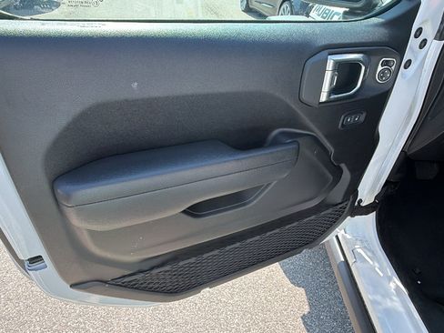 Used 2025 Jeep Wrangler Unlimited Rubicon 4xe AWD/4WD image 14