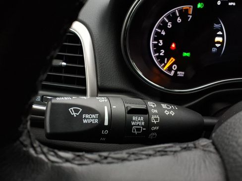 Used 2022 Jeep Grand Cherokee Laredo X image 30