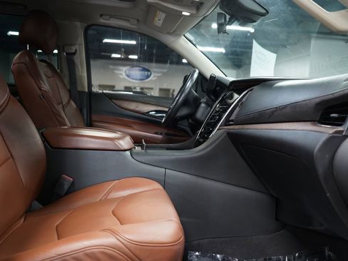 Used 2020 Cadillac Escalade Premium Luxury RWD image 25