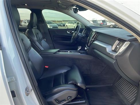 Used 2019 Volvo XC60 T5 Momentum w/ Premium Package image 14