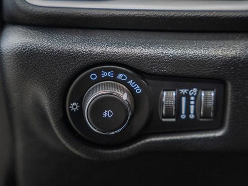 Used 2025 Chrysler Pacifica Select FWD image 43