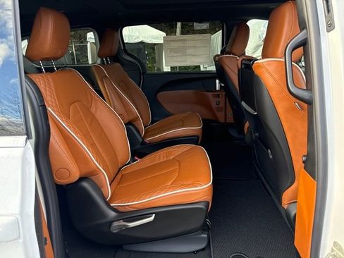 New 2026 Chrysler Pacifica Pinnacle image 10