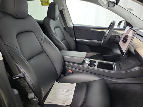 Used 2023 Tesla Model Y Long Range image 9