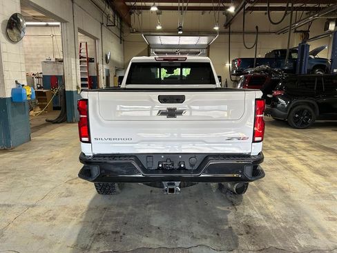 Used 2025 Chevrolet Silverado 2500 ZR2 w/ Technology Package AWD/4WD image 3