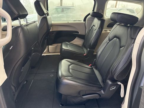 Used 2024 Chrysler Pacifica Touring-L image 10