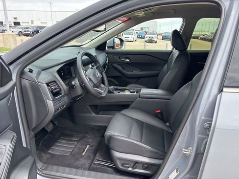 Used 2025 Nissan Rogue SL AWD/4WD image 9