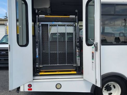 Used 2015 Ford E-350 and Econoline 350 Super Duty RWD image 3