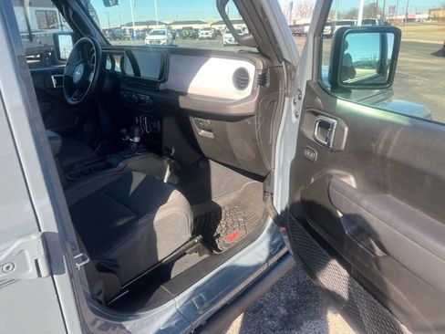 Used 2025 Jeep Gladiator Sport image 18