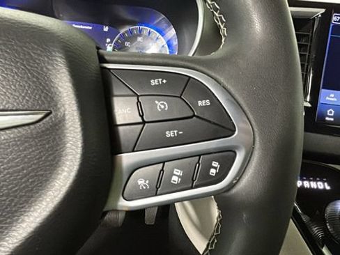 Used 2024 Chrysler Pacifica Touring-L FWD image 16