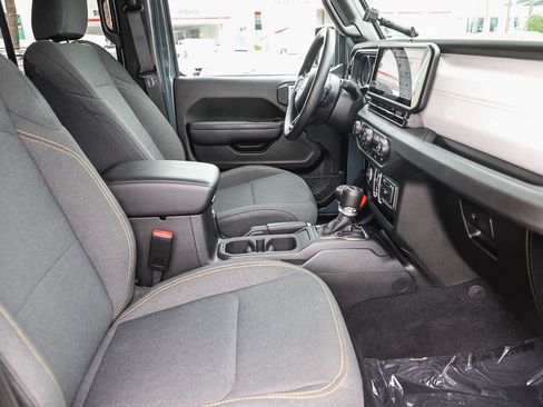 Used 2025 Jeep Gladiator Sport AWD/4WD image 17