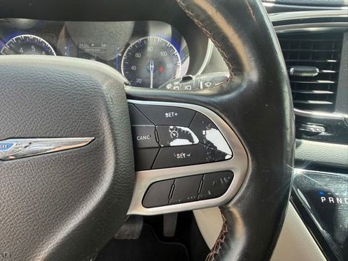 Used 2020 Chrysler Pacifica Touring-L FWD image 25