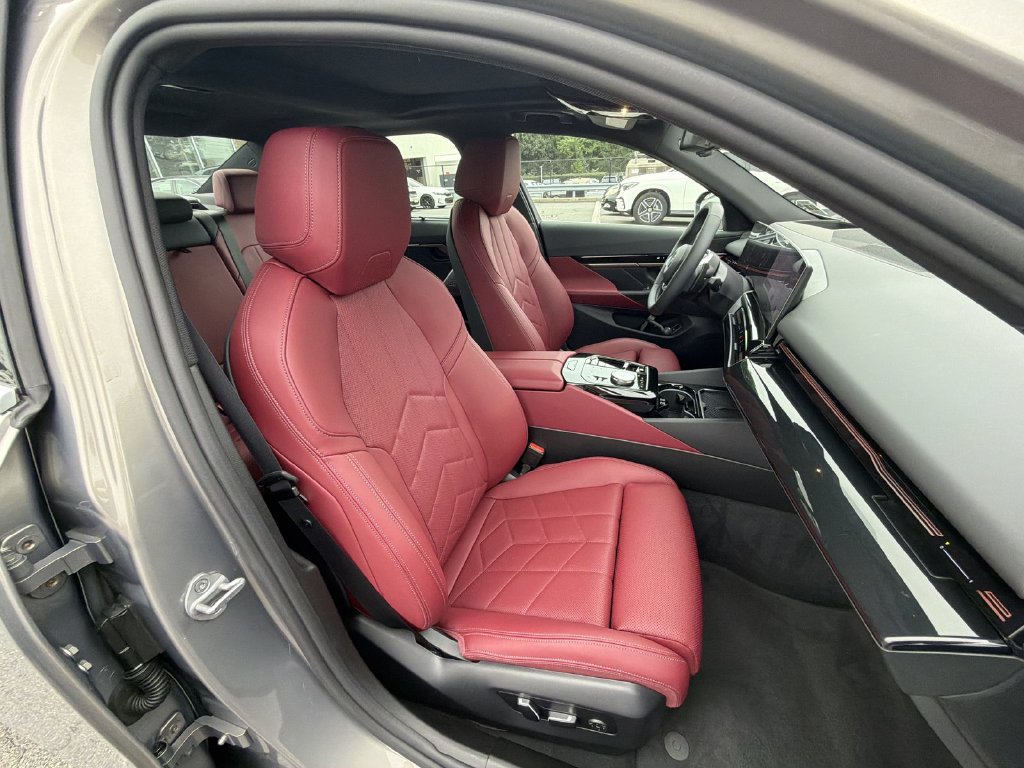 Used 2024 BMW 530i xDrive w/ Premium Package AWD/4WD image 22
