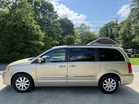 Used 2016 Chrysler Town & Country Touring image 5