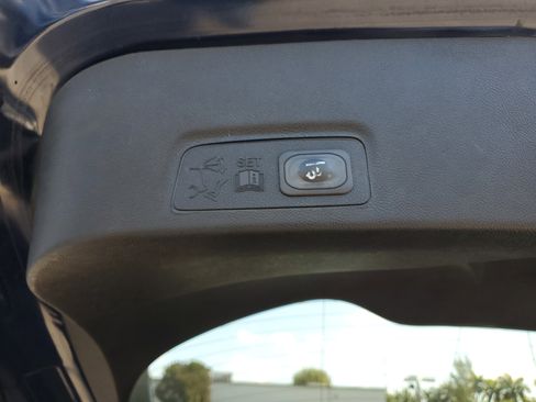 Used 2017 Lincoln MKC Premiere image 9