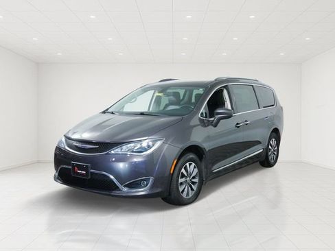 Used 2020 Chrysler Pacifica Touring-L Plus FWD image 3