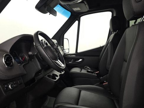 Used 2024 Mercedes-Benz Sprinter 2500 image 7