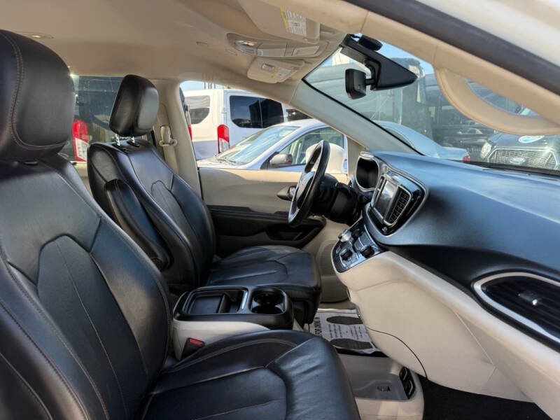 Used 2020 Chrysler Pacifica Touring-L FWD image 8