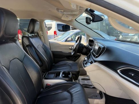 Used 2020 Chrysler Pacifica Touring-L FWD image 8