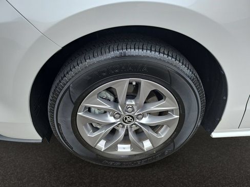 Used 2025 Toyota Sienna XLE FWD image 40