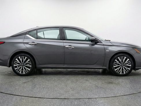 Used 2025 Nissan Altima 2.5 SV FWD image 11