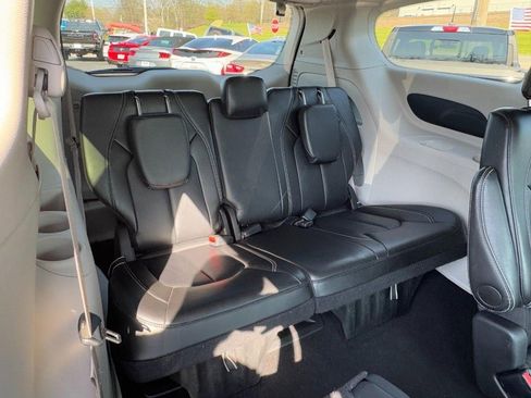 Used 2024 Chrysler Pacifica Touring-L image 11
