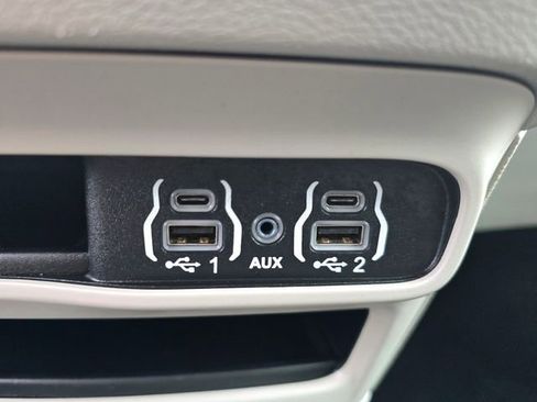 Certified 2024 Chrysler Pacifica Touring-L image 15