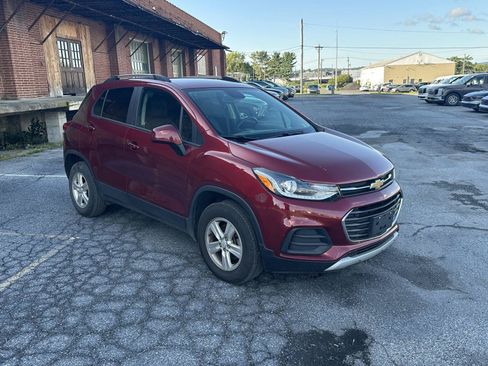 Used 2022 Chevrolet Trax LT w/ LT Convenience Package AWD/4WD image 2