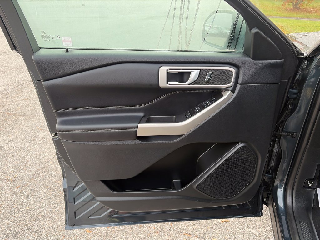 Used 2023 Ford Explorer XLT AWD/4WD image 11
