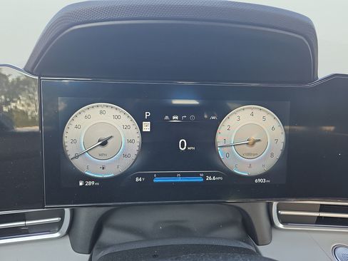 Certified 2025 Hyundai Elantra Limited FWD image 19