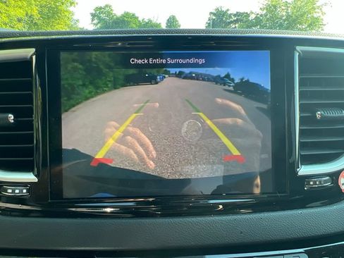Used 2023 Chrysler Pacifica Touring-L FWD image 18