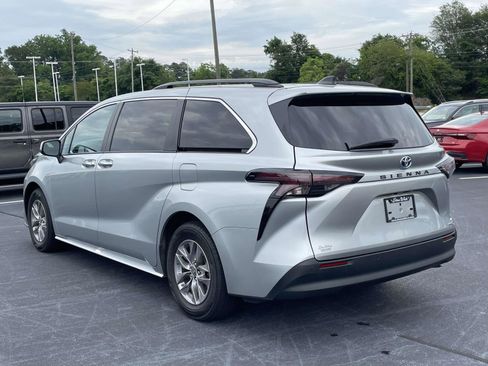 Used 2024 Toyota Sienna XLE FWD image 5