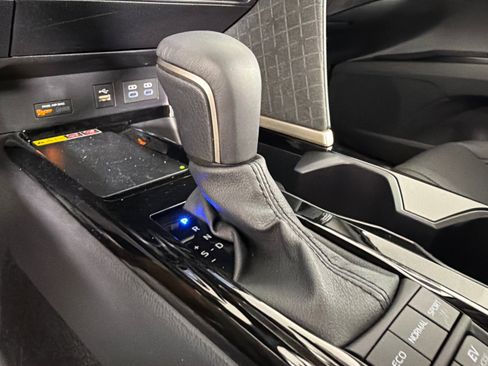 Used 2025 Toyota Camry XLE FWD image 32