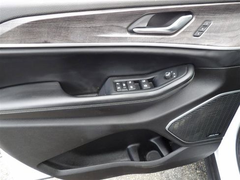 Used 2023 Jeep Grand Cherokee Limited image 11