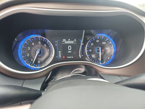 Used 2022 Chrysler Voyager LX image 10