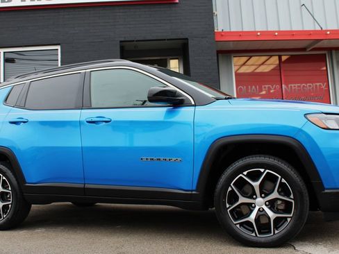 Used 2024 Jeep Compass Limited AWD/4WD image 4
