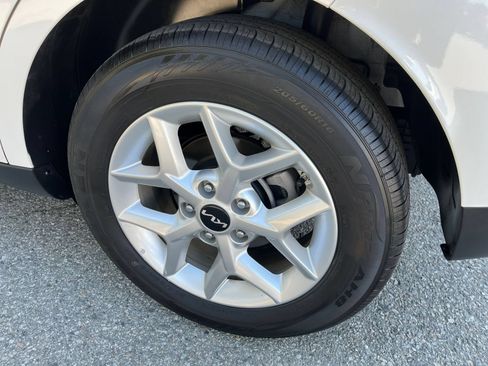 Used 2025 Kia Soul LX w/ LX Technology Package FWD image 28