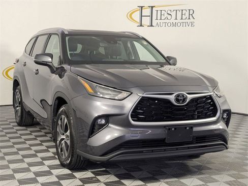 Used 2023 Toyota Highlander XLE image 2