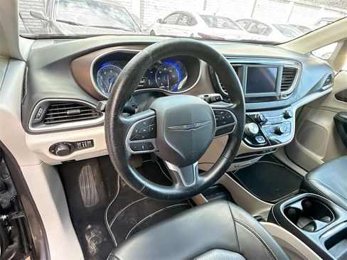 Used 2021 Chrysler Voyager Lxi image 12