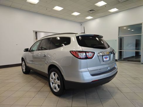 Used 2017 Chevrolet Traverse LT w/ Style and Technology Package image 5